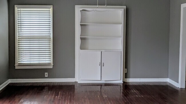 Building Photo - 901 N Azalea Dr