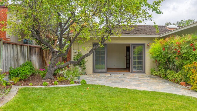 Building Photo - 805 Forest Ridge Dr