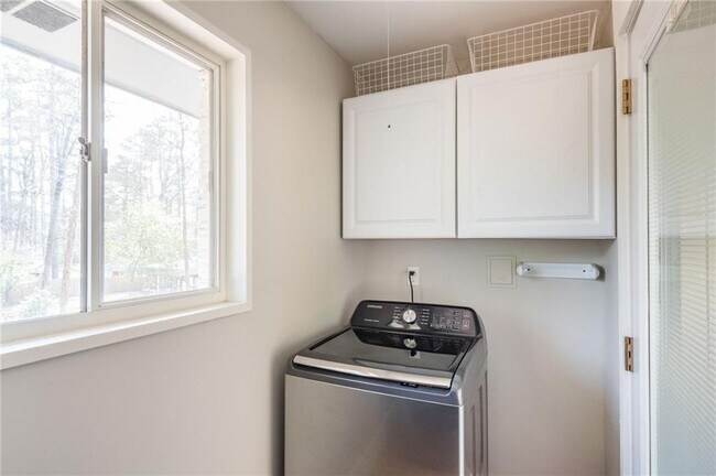 Building Photo - 2542 Warwick Cir NE