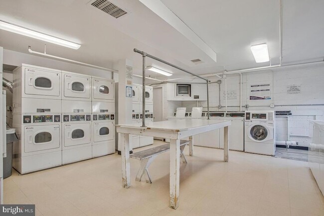 Building Photo - 3450 Toledo Terrace