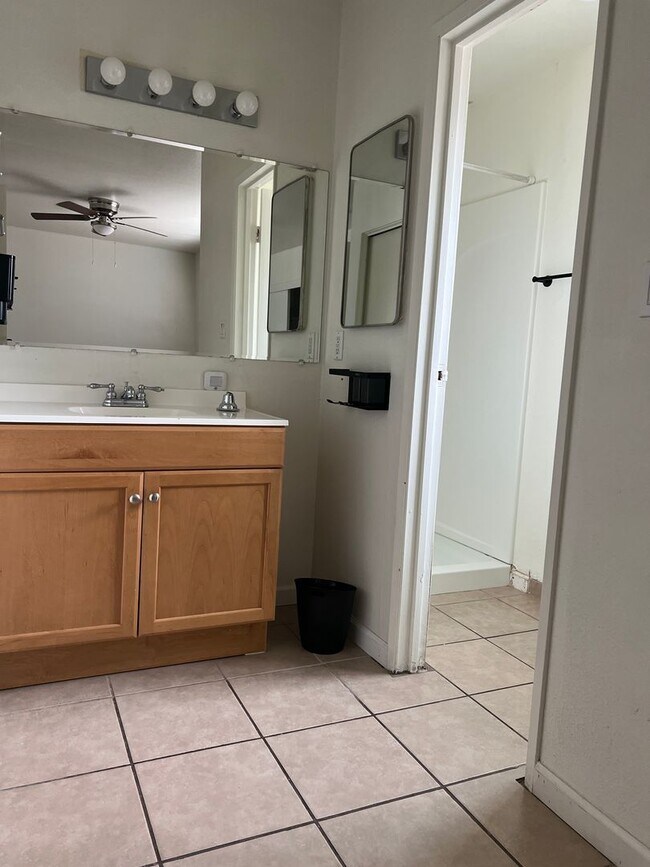Building Photo - Cute 3 Bedroom Home