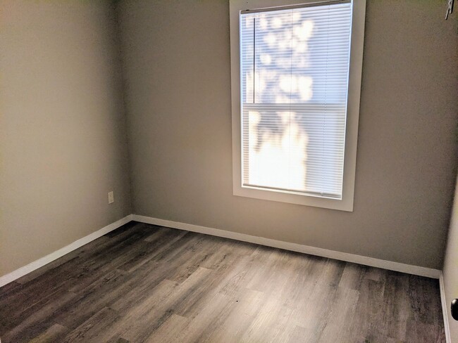 Building Photo - Newly Renovated 2 Bedroom, 1 Bath