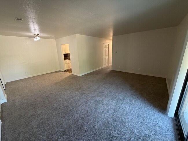 Building Photo - The Mooring, 3 bedroom, 1 bathroom - 2nd floor apartment