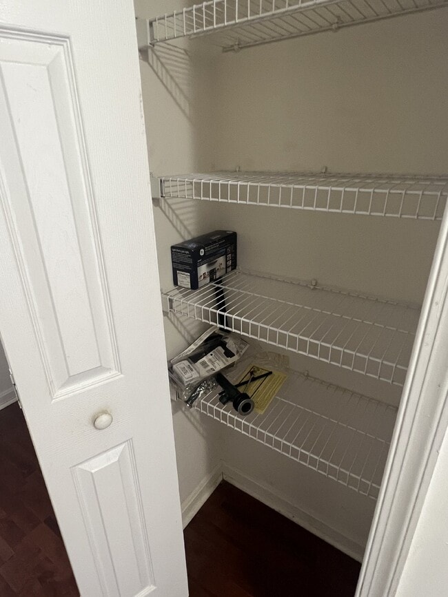 Building Photo - Spacious End Unit Townhome - 3 Bedrooms & ...