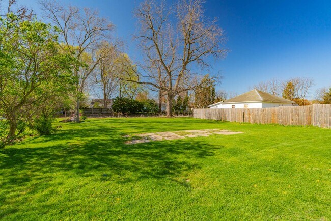 Building Photo - 427 Vernal Ave