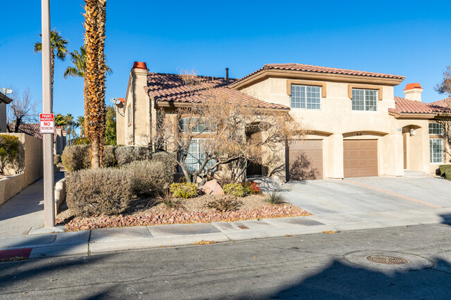 Building Photo - North Summerlin Townhouse with attached ga...