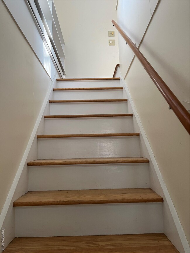 Building Photo - 703 Croton Lake Rd