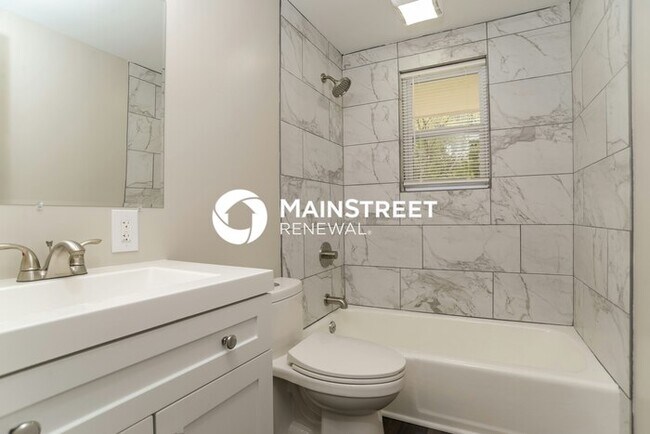 Building Photo - 4 Bedroom Pet-Friendly Home in KANSAS CITY, MO with Main Street Renewal