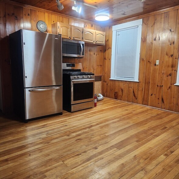 Building Photo - 5 Cohasset St