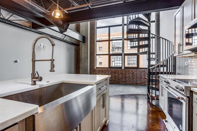 Building Photo - 3110 Thomas Ave