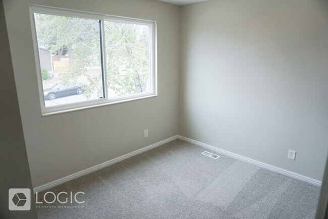 Building Photo - 1208 E Cedar View Dr