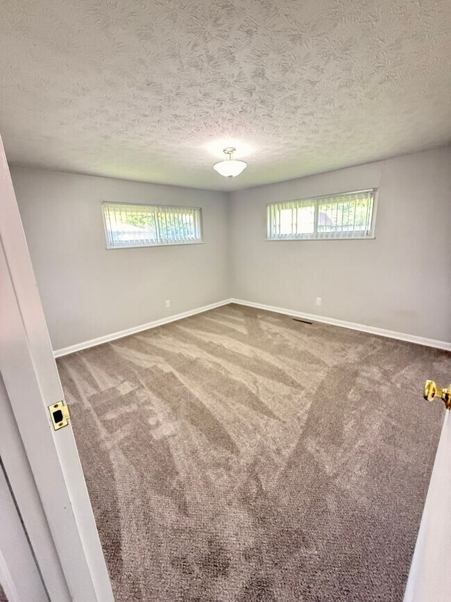 Building Photo - Updated 3BR Brick Ranch | Screened Porch | Attached Garage