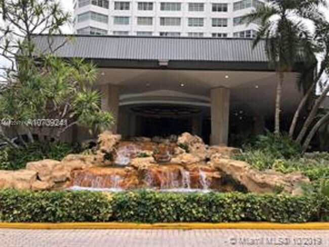 Building Photo - 905 Brickell Bay Dr