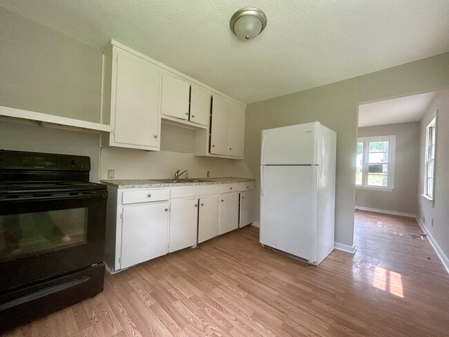 Building Photo - 1646 Amhurst St