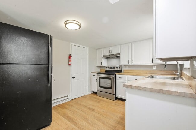 Building Photo - 606 Meadow Ave
