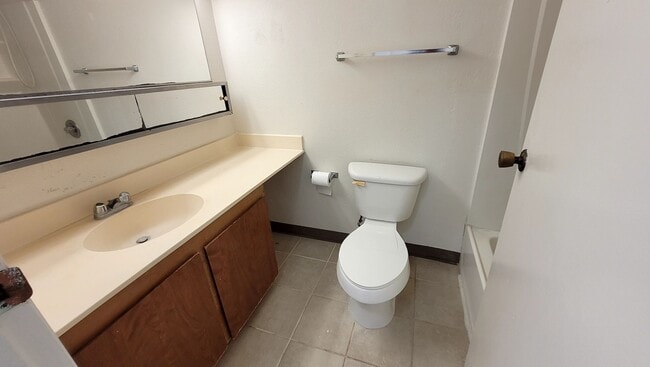 Building Photo - Mililani Parkway 2 Bedroom 1 Bath with 2 P...