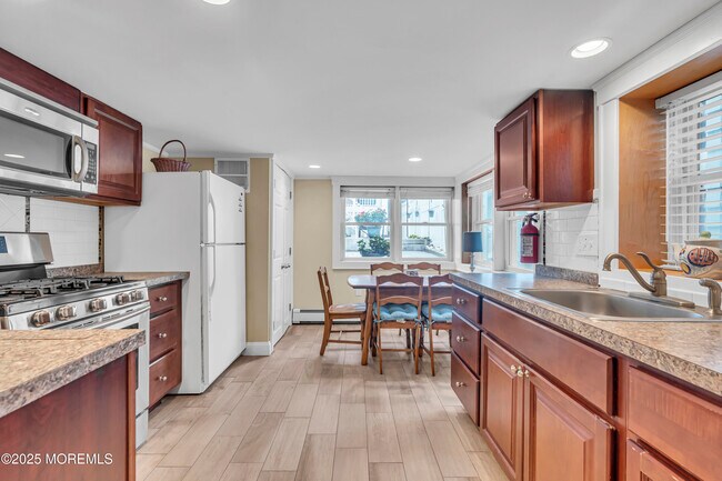 Building Photo - 418 1st Ave