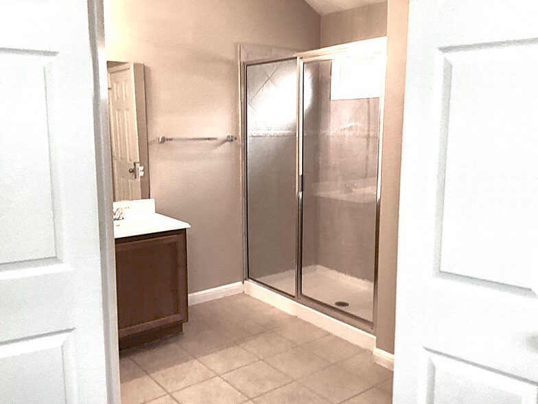 Building Photo - 18505 Sandy Bottom Dr