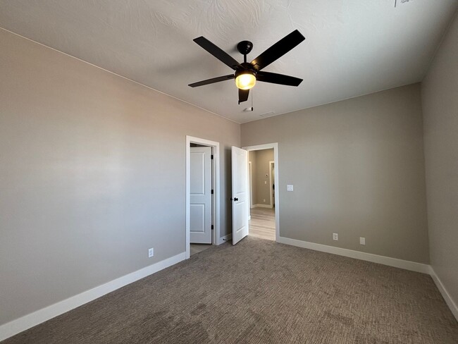 Building Photo - SPACIOUS HOME FOR RENT!