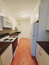 Building Photo - 44 Strawberry Hill Ave