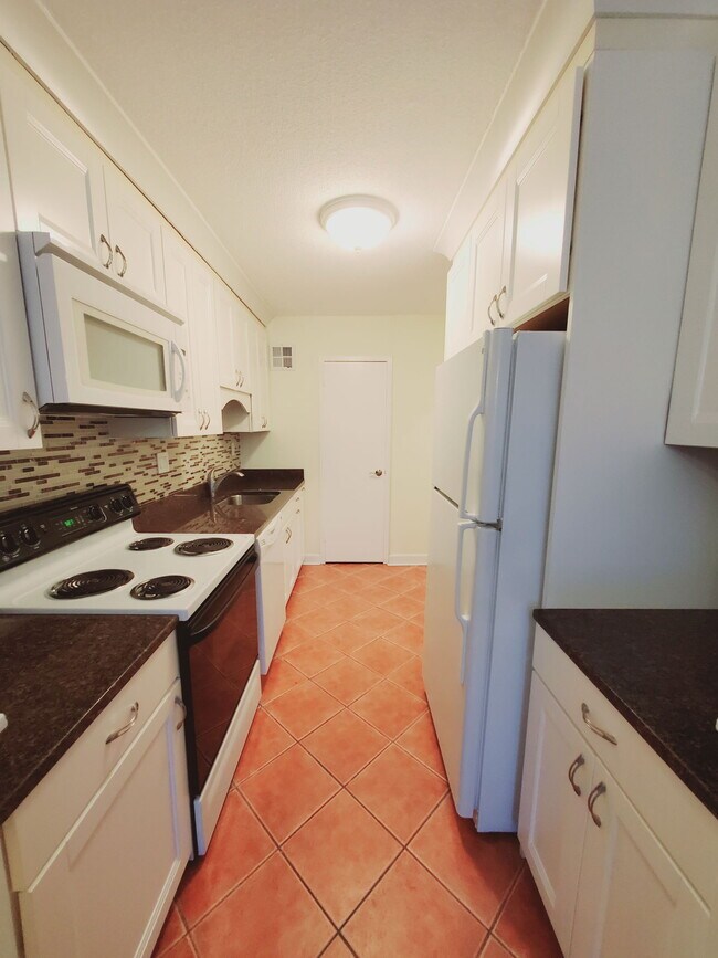 Primary Photo - 44 Strawberry Hill Ave