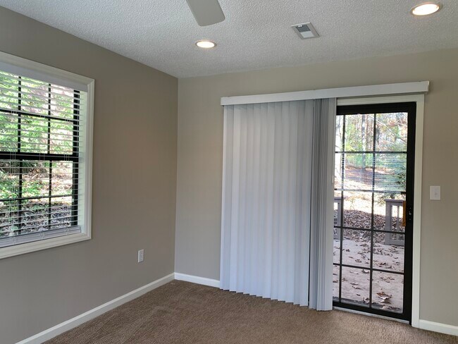 Family room doorway to patio area - 2756 victory ct