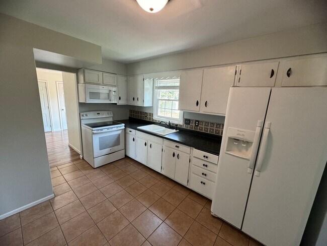 Building Photo - 3 bed 1.5 bath home in Bettendorf!