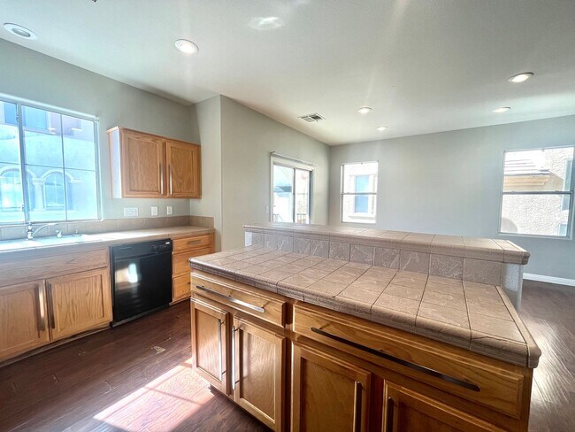 Building Photo - **$800 OFF MOVE IN BY 11/14/25**Spacious T...