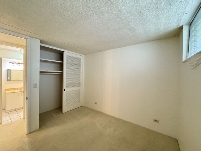 Building Photo - 2 bed, 2 bath, 1 parking condo in the hear...