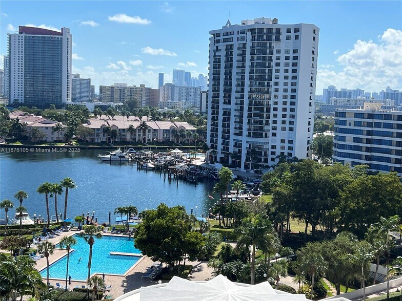 Building Photo - 2500 Parkview Dr