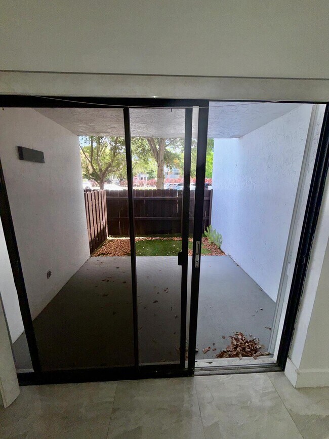 Building Photo - 9405 Fontainebleau Blvd