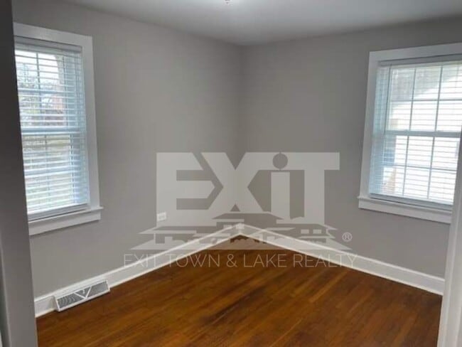 Building Photo - Close to Shopping, Hospital, Schools, Restaurants