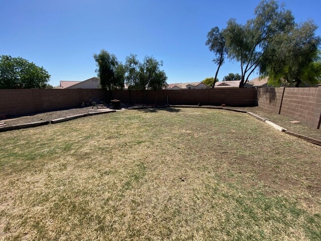 Building Photo - Close to community amenities!