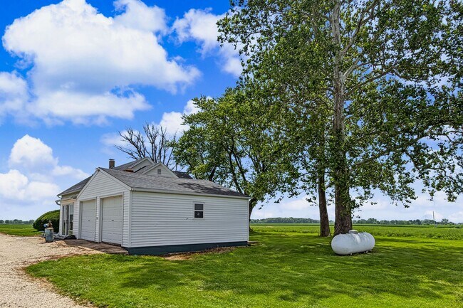 Building Photo - 3 Bedroom, 1 Bathroom Rural Home for Rent – Farmer City, IL-INTERIOR PHOTOS COMING SOON!