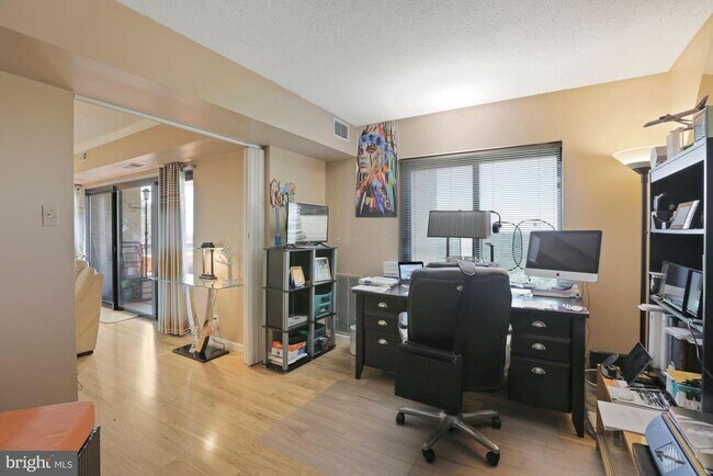 Building Photo - 307 Yoakum Pkwy