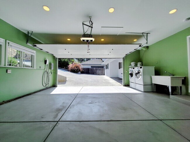Building Photo - 10501 Observatory Dr
