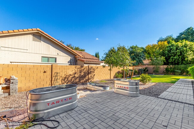 Building Photo - 687 E Park Ave