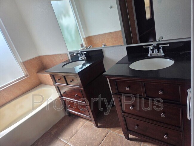 Building Photo - 3009 E Utopia Rd