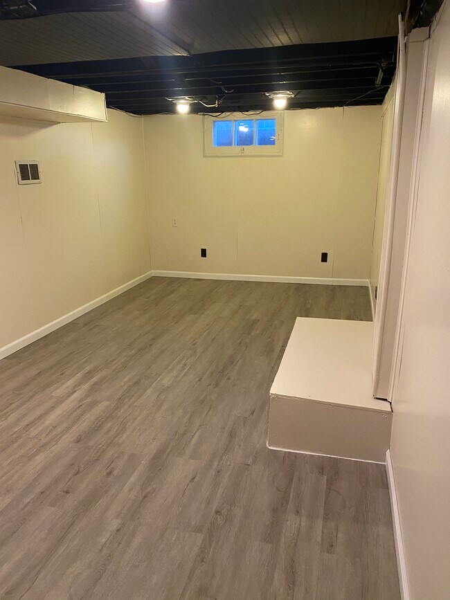 Basement Bonus Room - 6419 W Chambers St