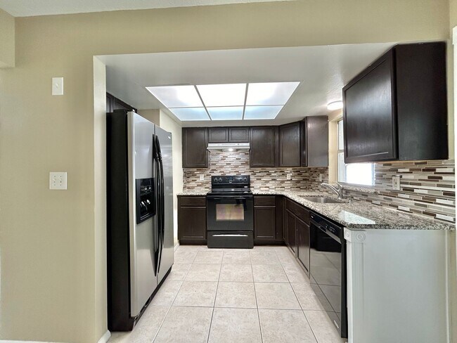 Building Photo - Stylishly upgraded 4Bedrooms/2Baths home in the heart of Winter Springs!