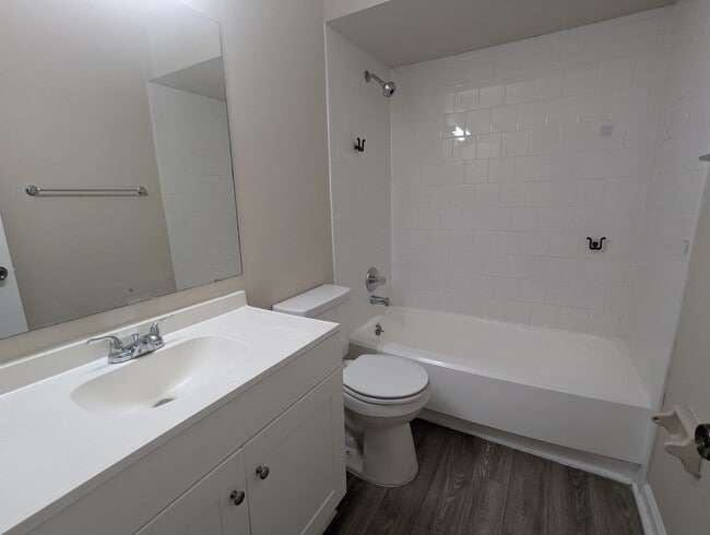 Building Photo - 2/2 in Whispering Pines - Close to shoppin...