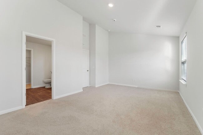 Building Photo - Beautiful 4-Bedroom 2.5 Bath Townhome