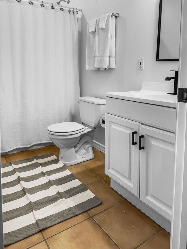 Building Photo - 50% off first months rent.  Perfect for large families or multiple friends!  5 bedroom house loca...