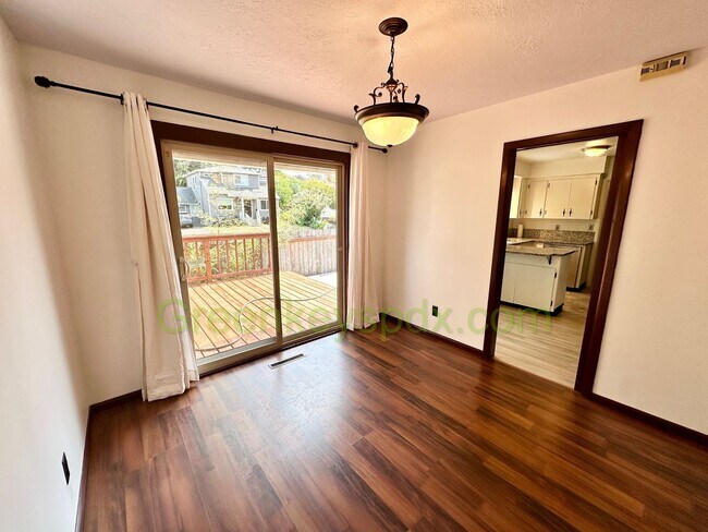 Building Photo - 3-Bedroom, 1.5-Bathroom House in Concordia...