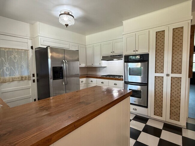 Building Photo - Spacious 4BR House in Tulsa