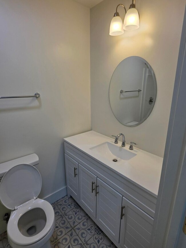 Building Photo - 3 bedrooms 2 bath