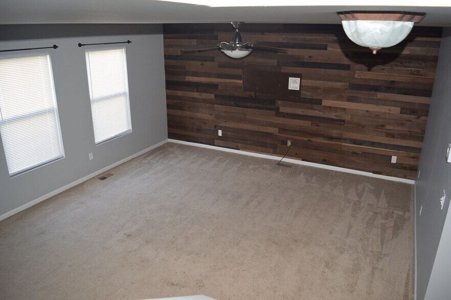 Building Photo - 8549 Hawthorn Hill