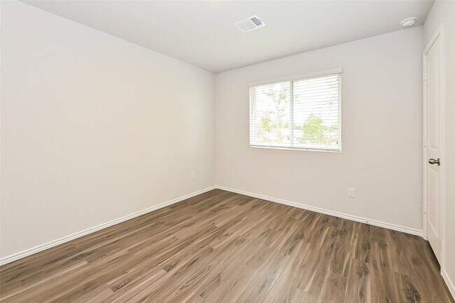 Building Photo - 2165 Middle Rdg Dr