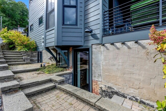 Building Photo - 220 Hudson Terrace