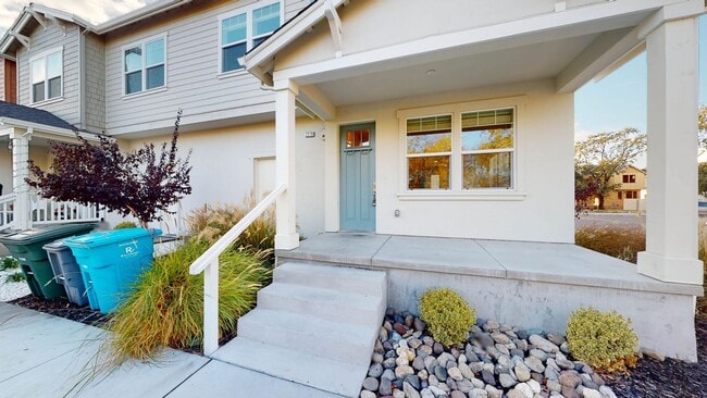 Building Photo - Beautiful 3 Bedroom 3 Full bath with 1 Car...